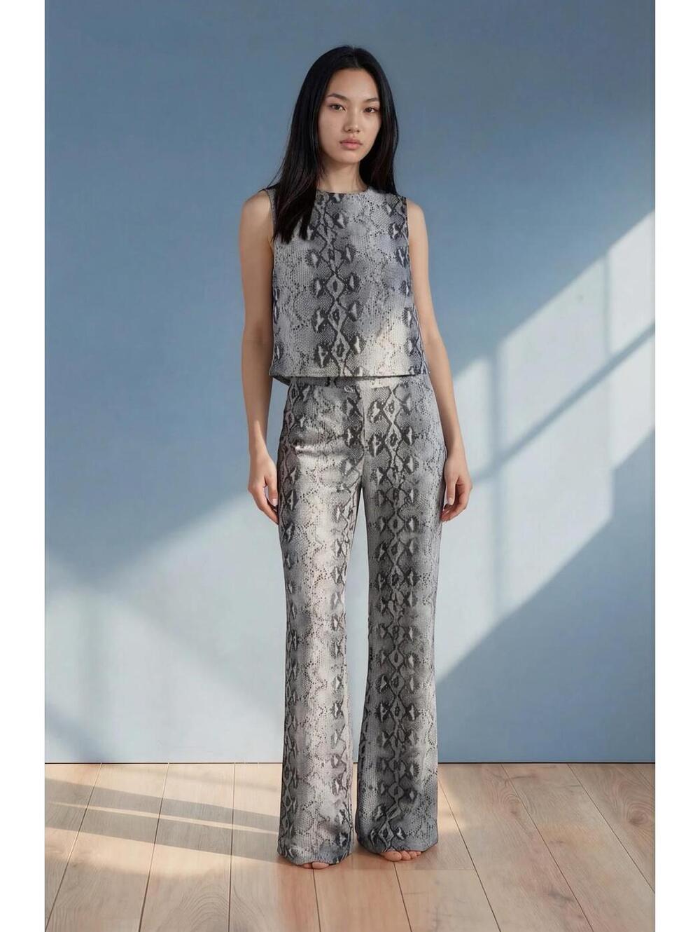 Pretty Little Thing Two Piece Gray/Black Snake Print Set size 4 Excellent. Poly
